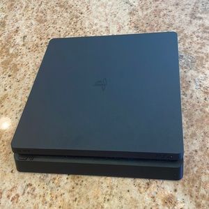 Pre-owned Playstation 4 Slim 1 TB